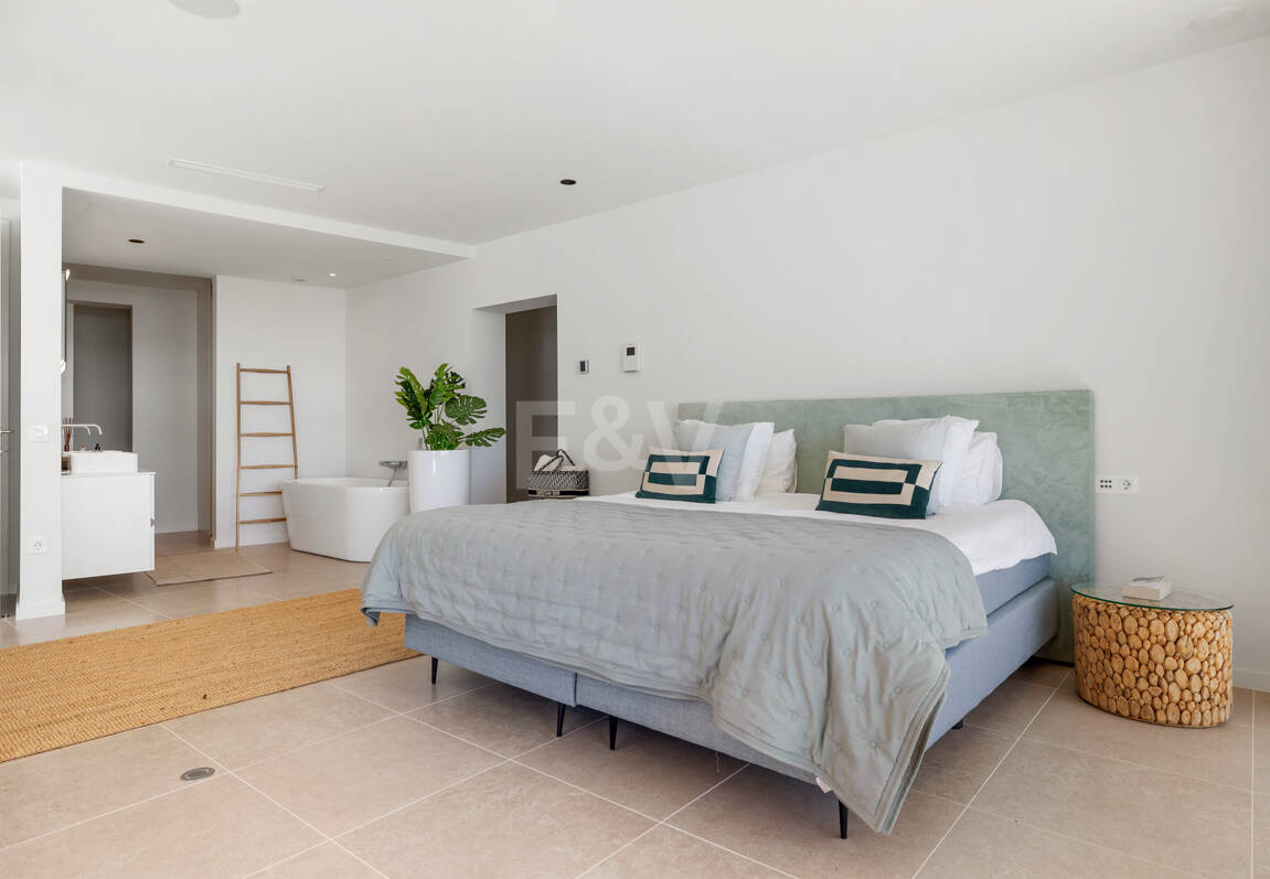 Graceful Front Line Golf Residence with Panoramic Views and Smart Automation