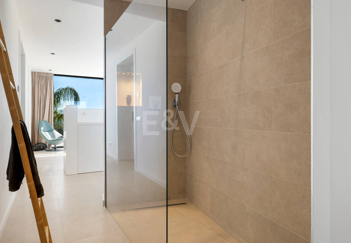 Graceful Front Line Golf Residence with Panoramic Views and Smart Automation