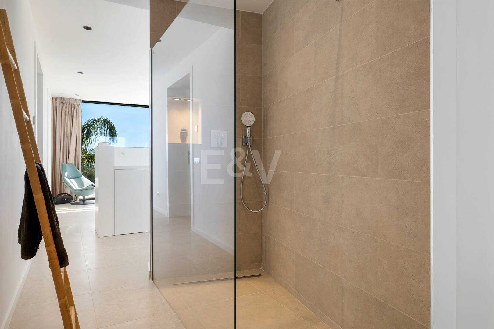 Graceful Front Line Golf Residence with Panoramic Views and Smart Automation