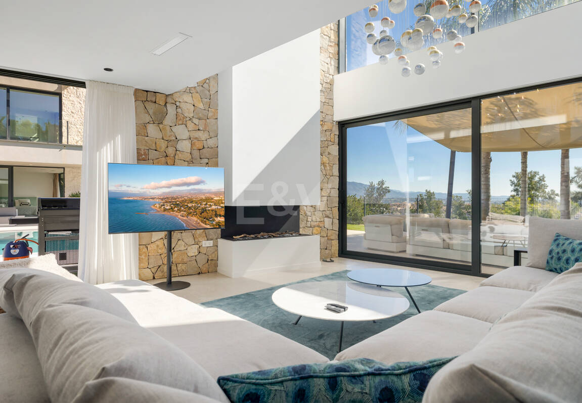 Graceful Front Line Golf Residence with Panoramic Views and Smart Automation