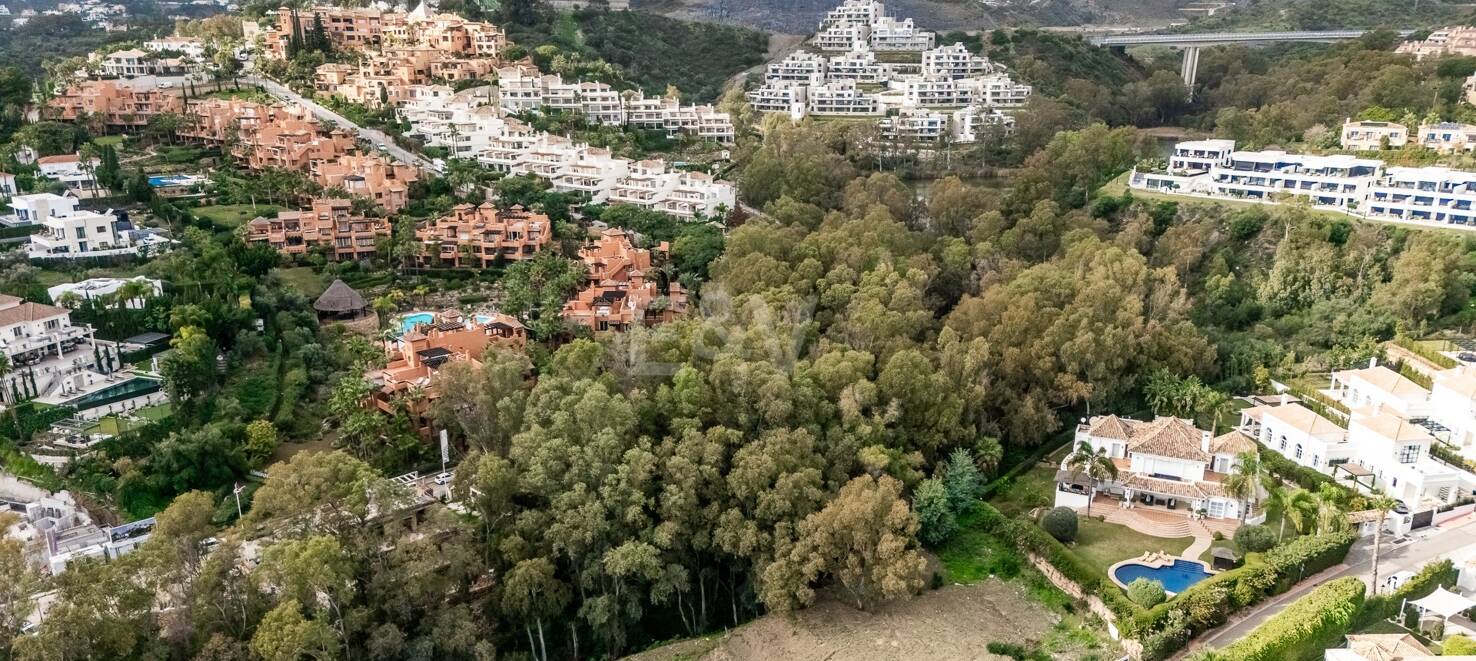 Exceptional plot in prestigious La Cerquilla, within walking distance of Las Brisas golf club!