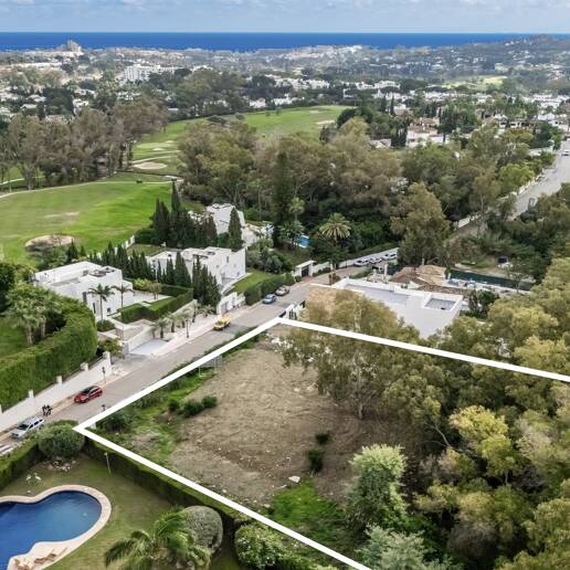 Exceptional plot in prestigious La Cerquilla, within walking distance of Las Brisas golf club!