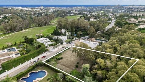 Exceptional plot in prestigious La Cerquilla, within walking distance of Las Brisas golf club!