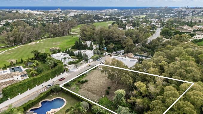 Außergewöhnliches grundstück in spitzenlage, nur wenige gehminuten vom Las Brisas Golf club entfernt