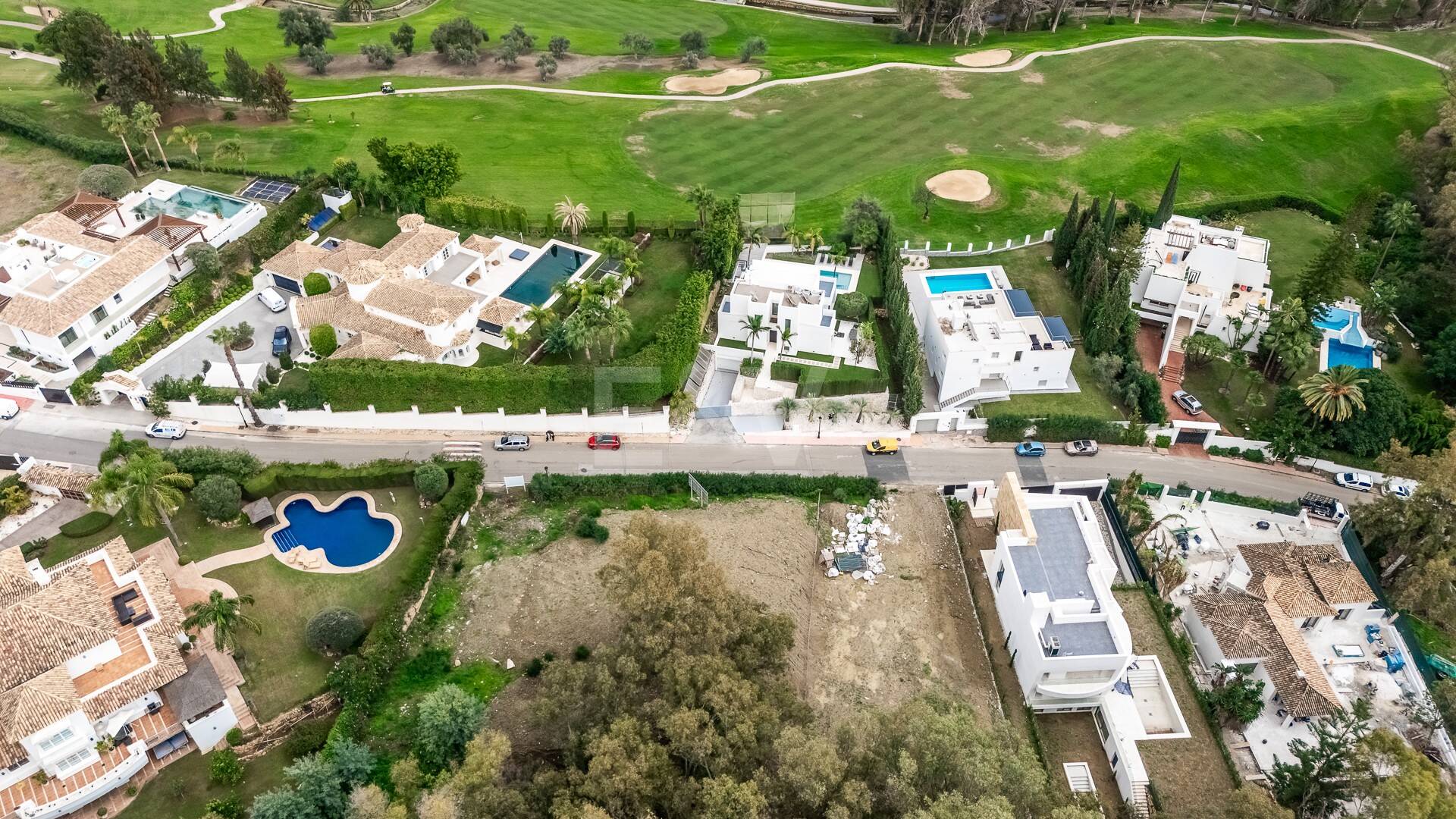 Wyjątkowa fabuła w prestiżowym La Cerquilla, w odległości spaceru od klubu golfowego Las Brisas!