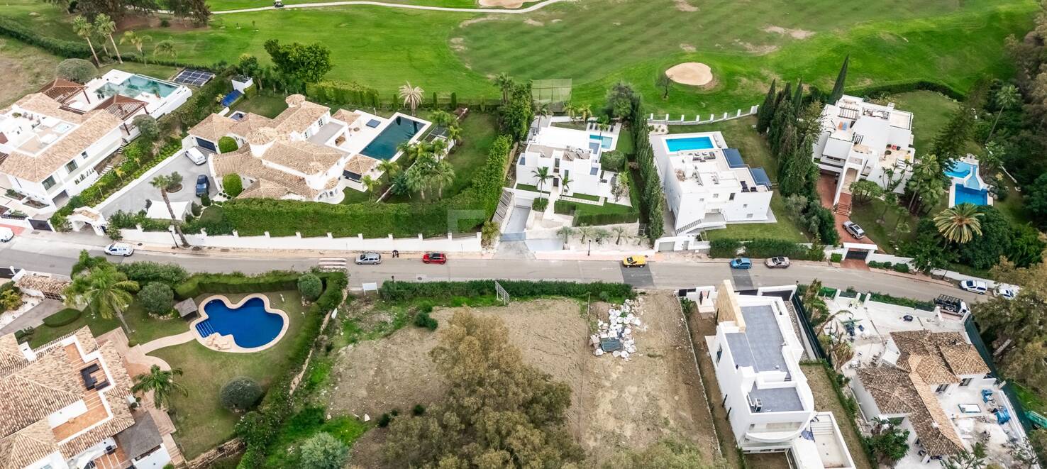 Exceptional plot in prestigious La Cerquilla, within walking distance of Las Brisas golf club!