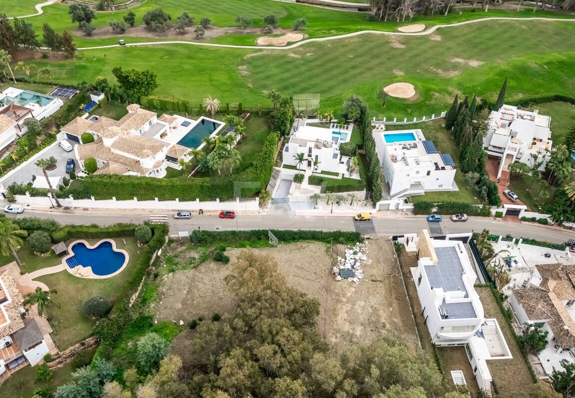 Excepcional parcela en ubicación privilegiada, a solo un paso de Las Brisas golf club