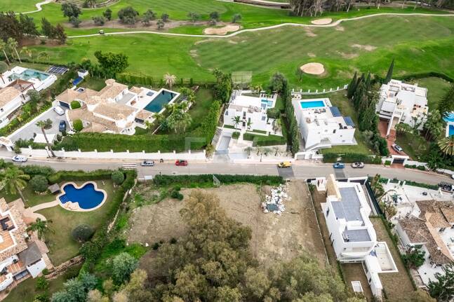 Excepcional parcela en ubicación privilegiada, a solo un paso de Las Brisas golf club