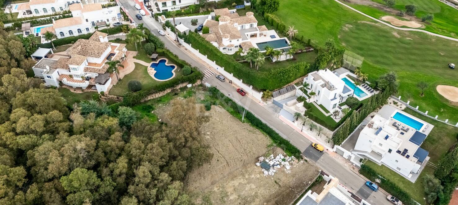 Exceptional plot in prestigious La Cerquilla, within walking distance of Las Brisas golf club!