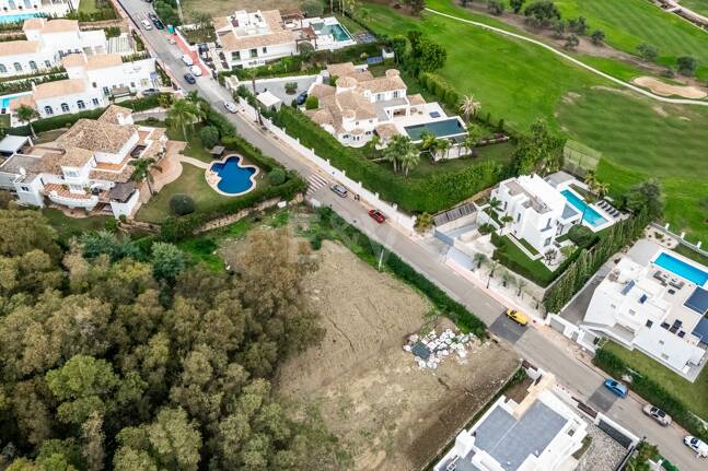Excepcional parcela en ubicación privilegiada, a solo un paso de Las Brisas golf club