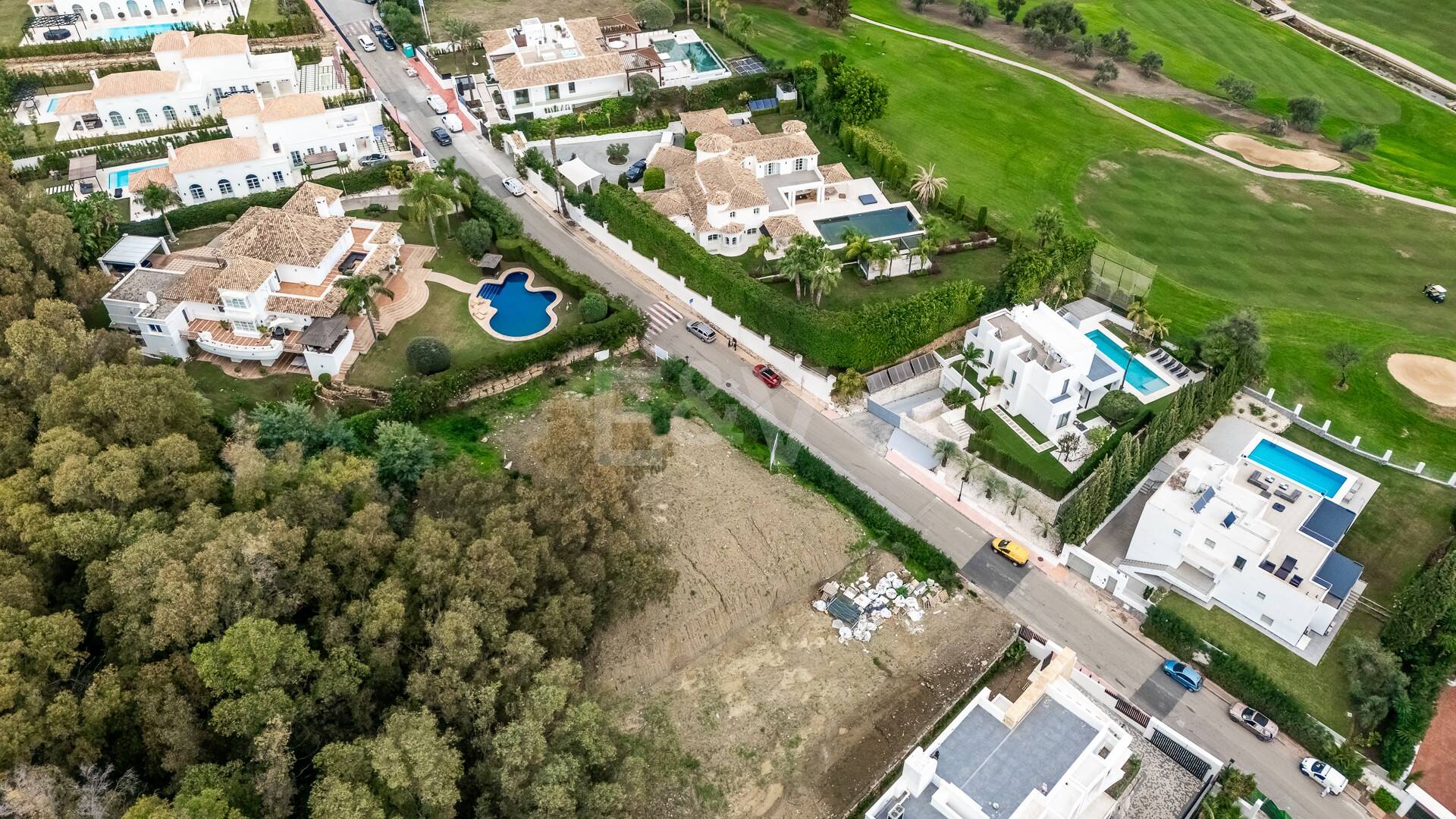 Wyjątkowa fabuła w prestiżowym La Cerquilla, w odległości spaceru od klubu golfowego Las Brisas!