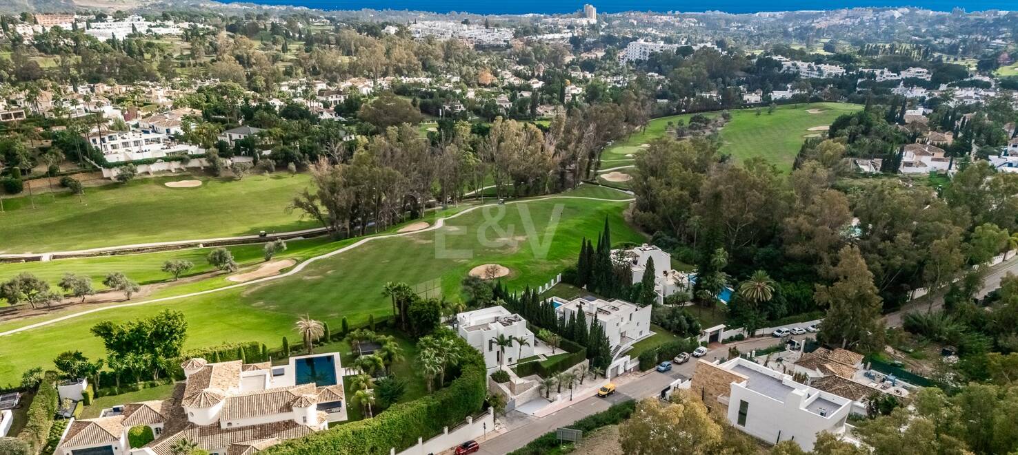 Exceptional plot in prestigious La Cerquilla, within walking distance of Las Brisas golf club!