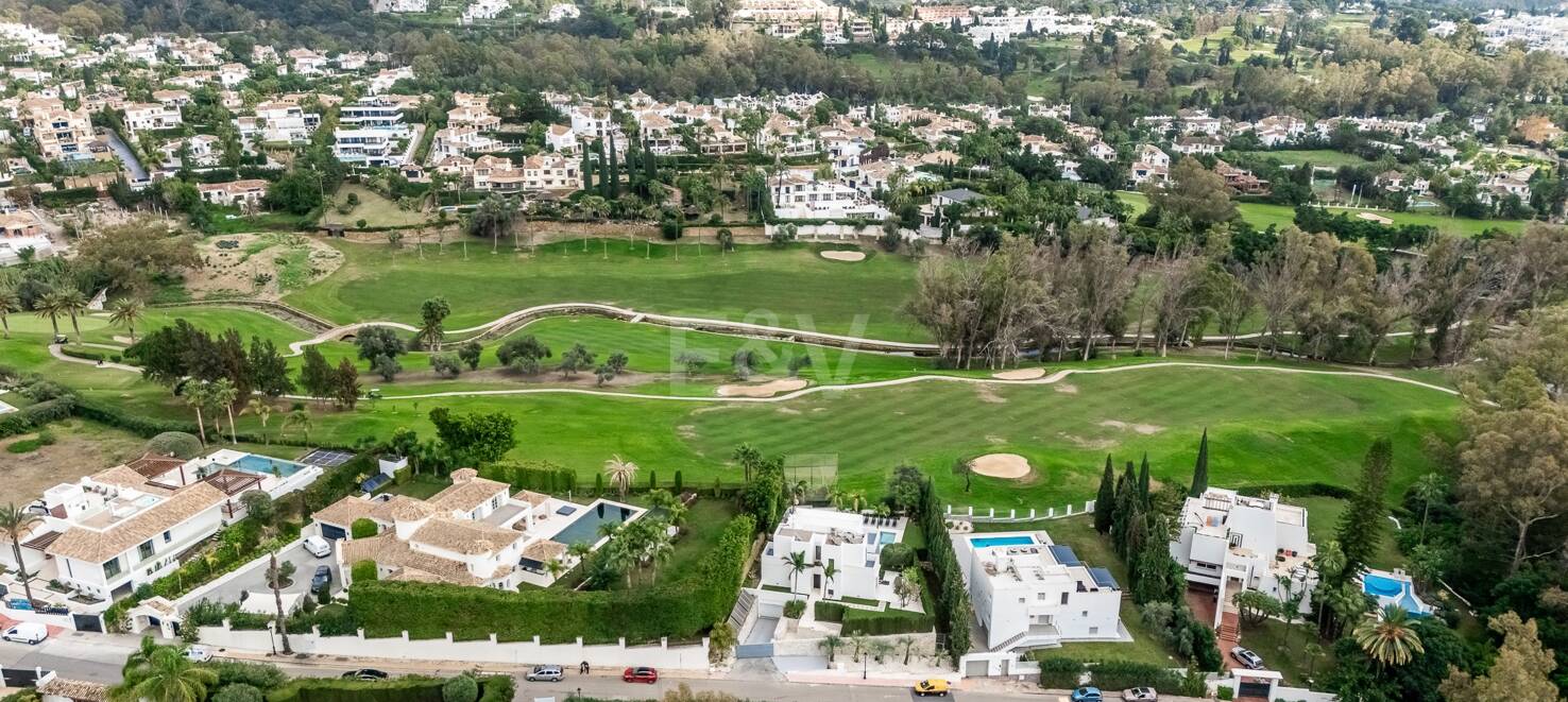Exceptional plot in prestigious La Cerquilla, within walking distance of Las Brisas golf club!
