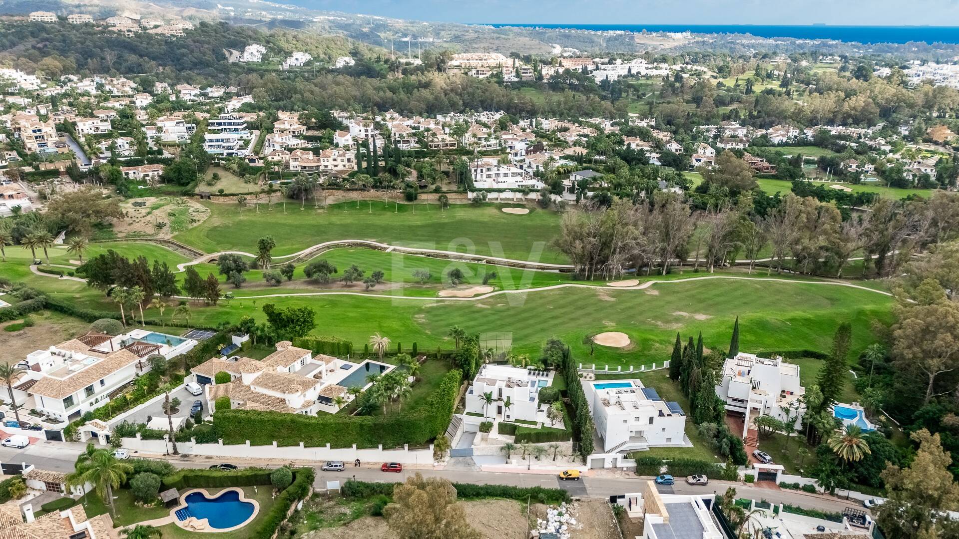 Wyjątkowa fabuła w prestiżowym La Cerquilla, w odległości spaceru od klubu golfowego Las Brisas!