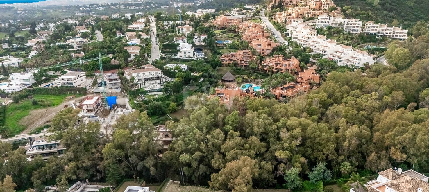 Exceptional plot in prestigious La Cerquilla, within walking distance of Las Brisas golf club!