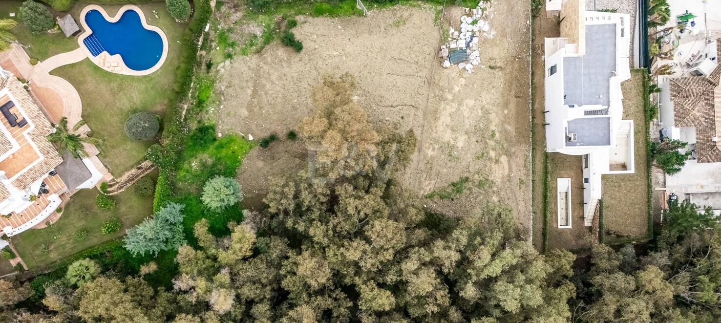 Exceptional plot in prestigious La Cerquilla, within walking distance of Las Brisas golf club!