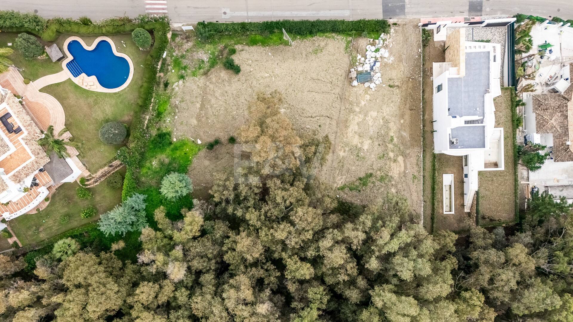 Excepcional parcela en ubicación privilegiada, a solo un paso de Las Brisas golf club