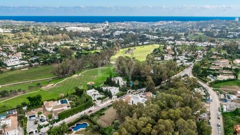 Exceptional plot in prestigious La Cerquilla, within walking distance of Las Brisas golf club!