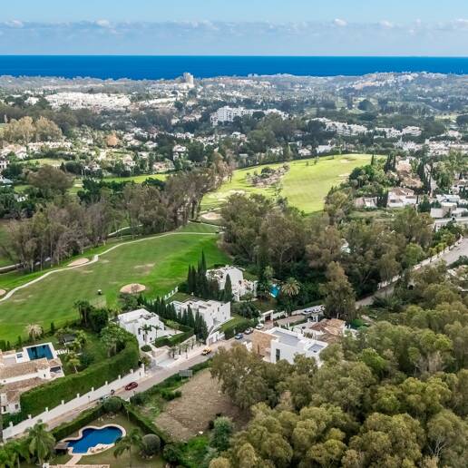 Exceptional plot in prestigious La Cerquilla, within walking distance of Las Brisas golf club!