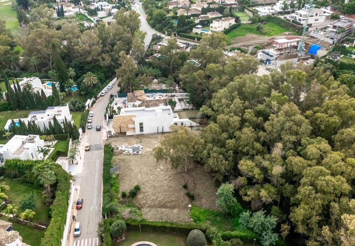 Excepcional parcela en ubicación privilegiada, a solo un paso de Las Brisas golf club