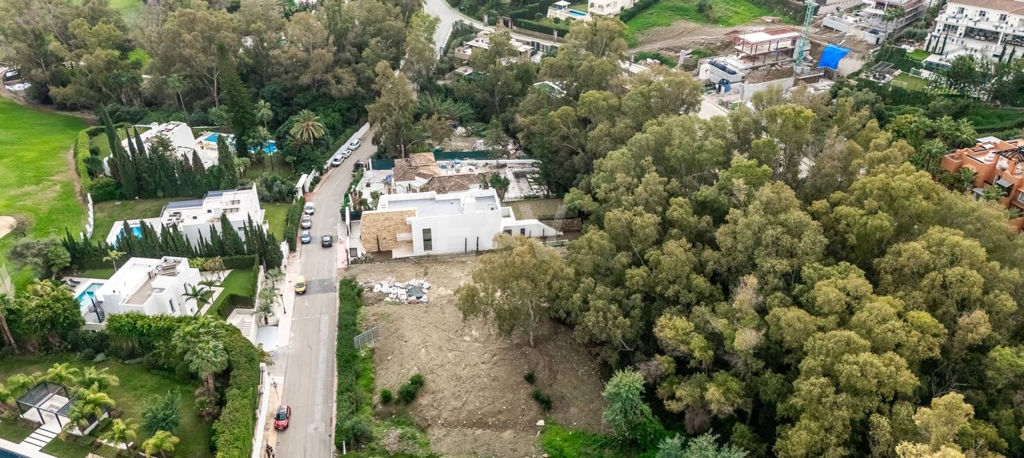 Exceptional plot in prestigious La Cerquilla, within walking distance of Las Brisas golf club!
