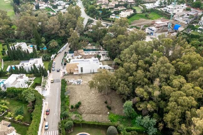 Excepcional parcela en ubicación privilegiada, a solo un paso de Las Brisas golf club