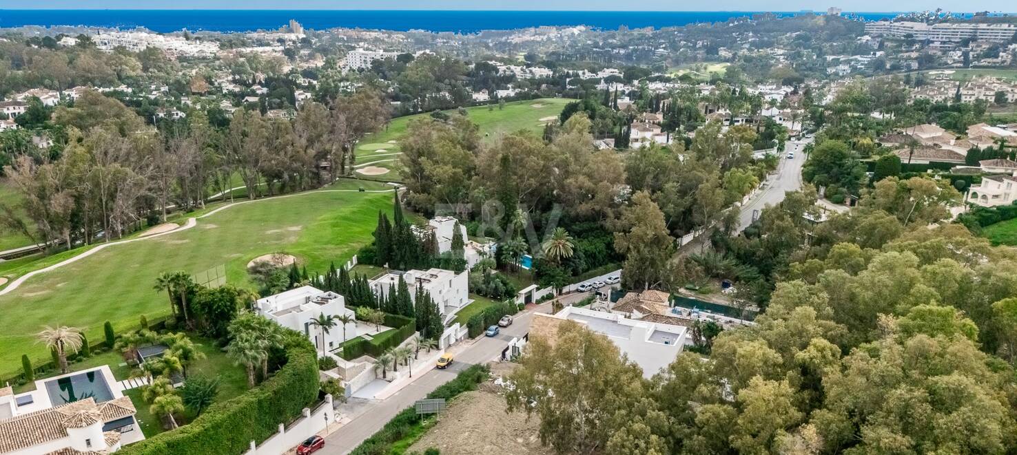 Exceptional plot in prestigious La Cerquilla, within walking distance of Las Brisas golf club!