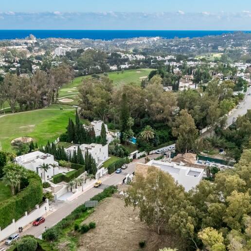 Exceptional plot in prestigious La Cerquilla, within walking distance of Las Brisas golf club!