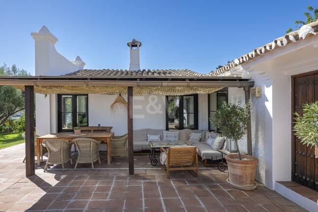 Förtrollande land hem med hisnande panoramautsikt i Guadalmina Alta