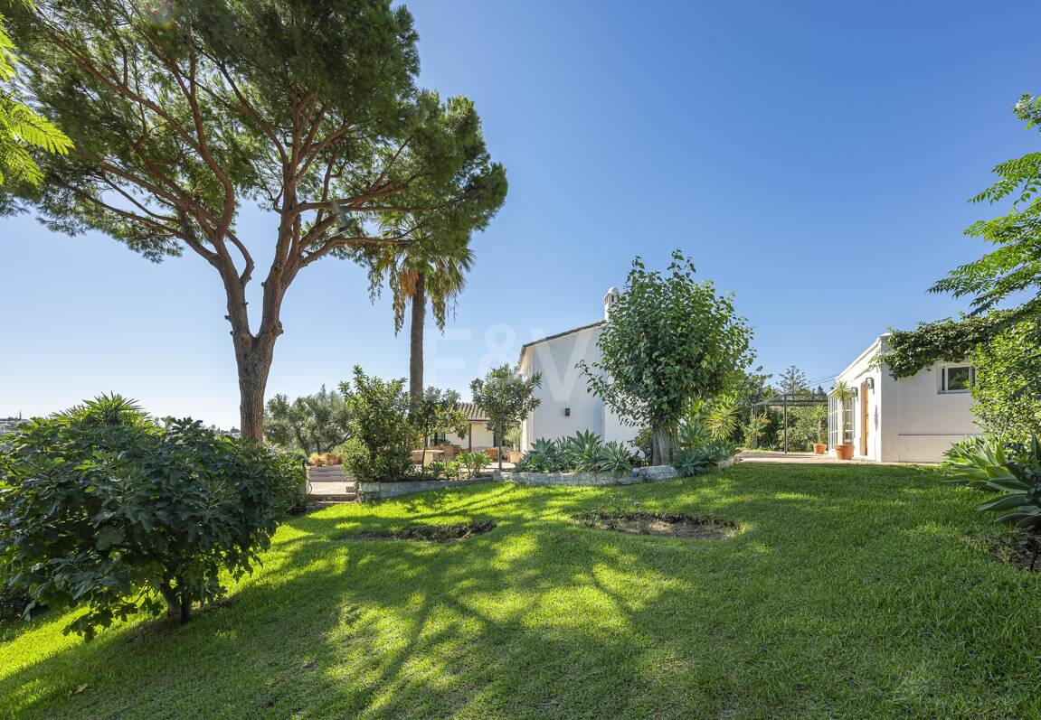 Förtrollande land hem med hisnande panoramautsikt i Guadalmina Alta