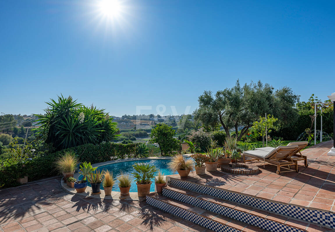 Förtrollande land hem med hisnande panoramautsikt i Guadalmina Alta