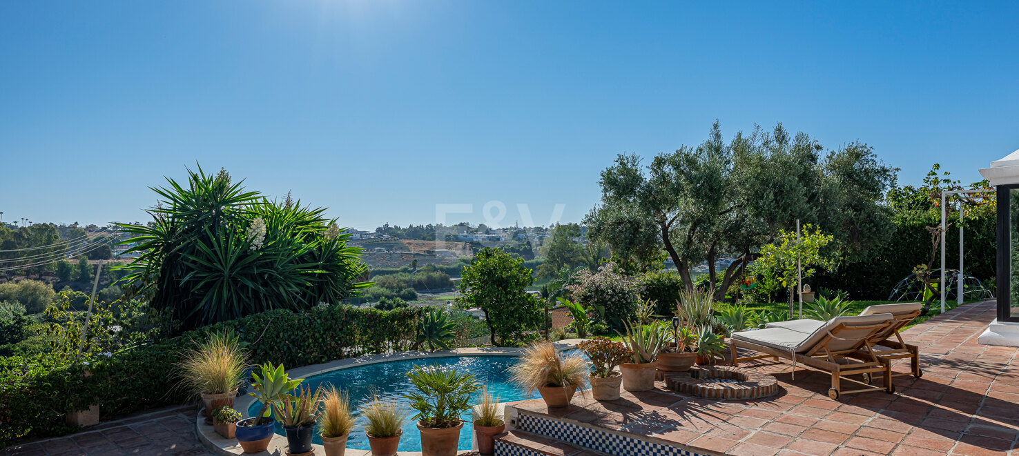 Maison de campagne enchanteur avec une vue panoramique époustouflante à Guadalmina Alta