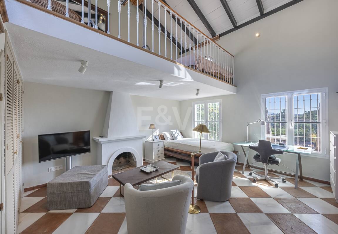 Förtrollande land hem med hisnande panoramautsikt i Guadalmina Alta