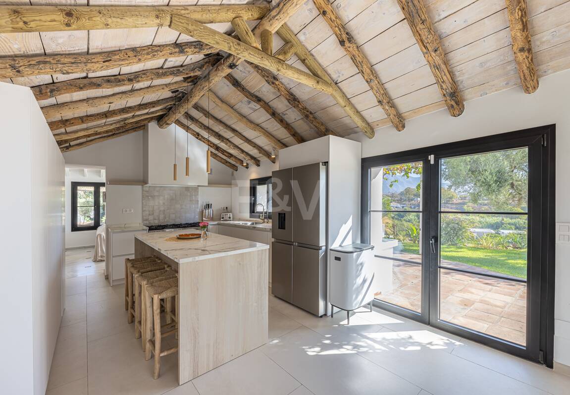 Förtrollande land hem med hisnande panoramautsikt i Guadalmina Alta