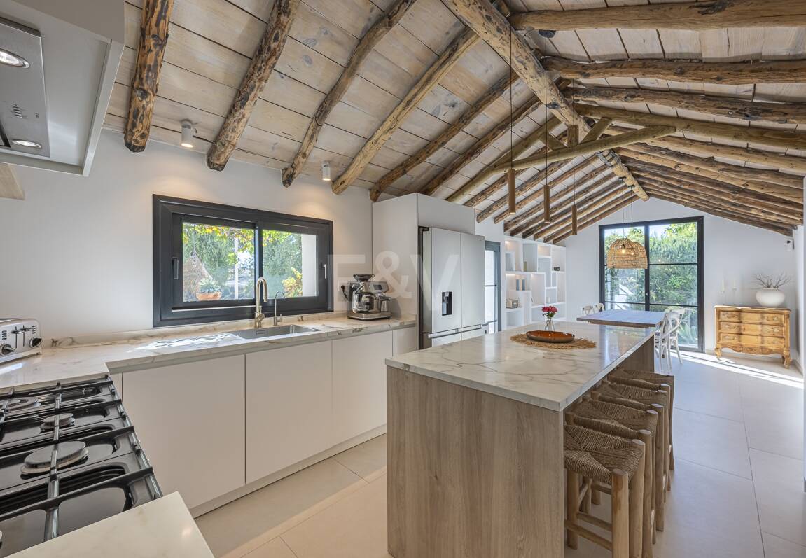 Förtrollande land hem med hisnande panoramautsikt i Guadalmina Alta