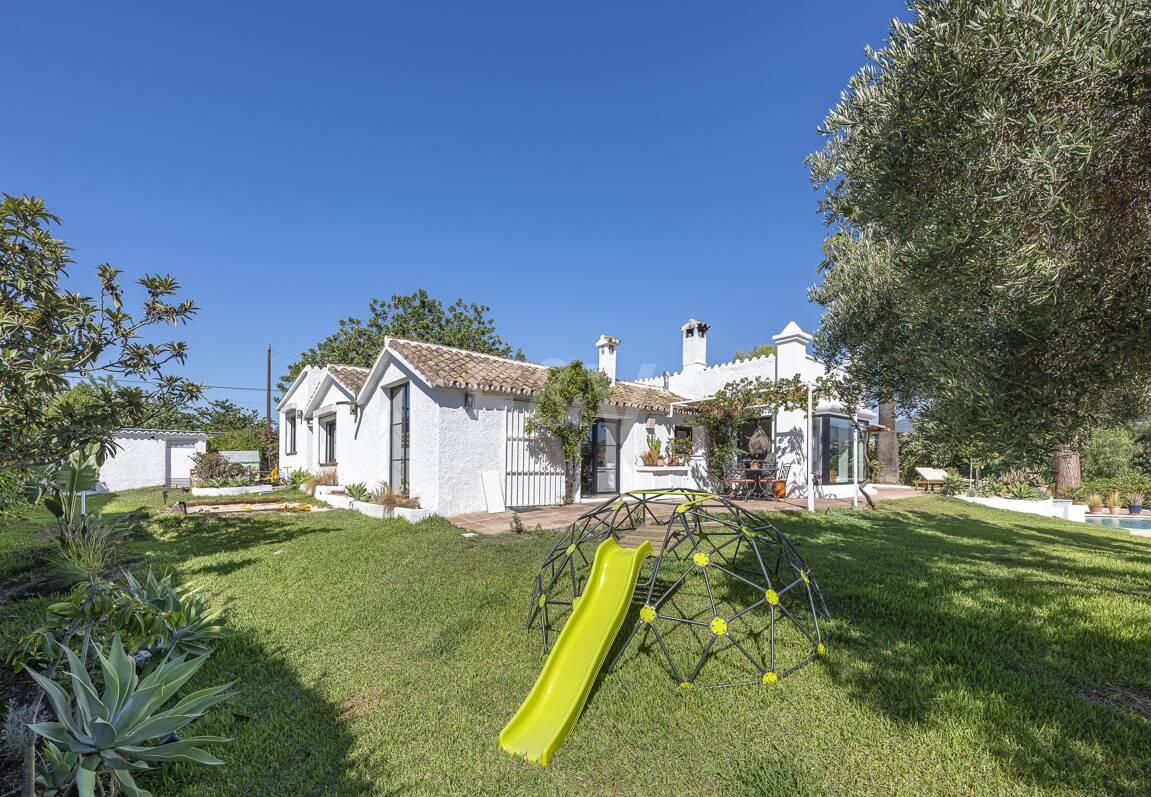 Förtrollande land hem med hisnande panoramautsikt i Guadalmina Alta