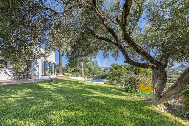 Förtrollande land hem med hisnande panoramautsikt i Guadalmina Alta