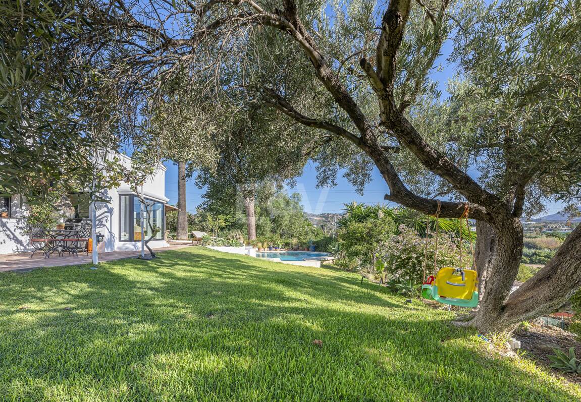 Förtrollande land hem med hisnande panoramautsikt i Guadalmina Alta