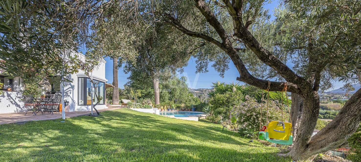 Förtrollande land hem med hisnande panoramautsikt i Guadalmina Alta