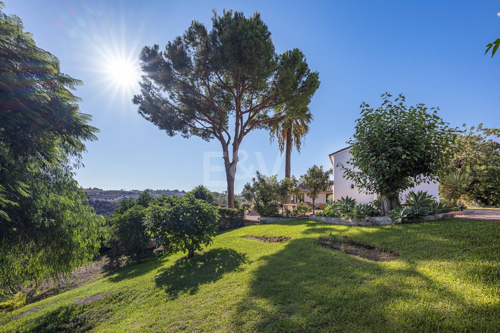 Förtrollande land hem med hisnande panoramautsikt i Guadalmina Alta