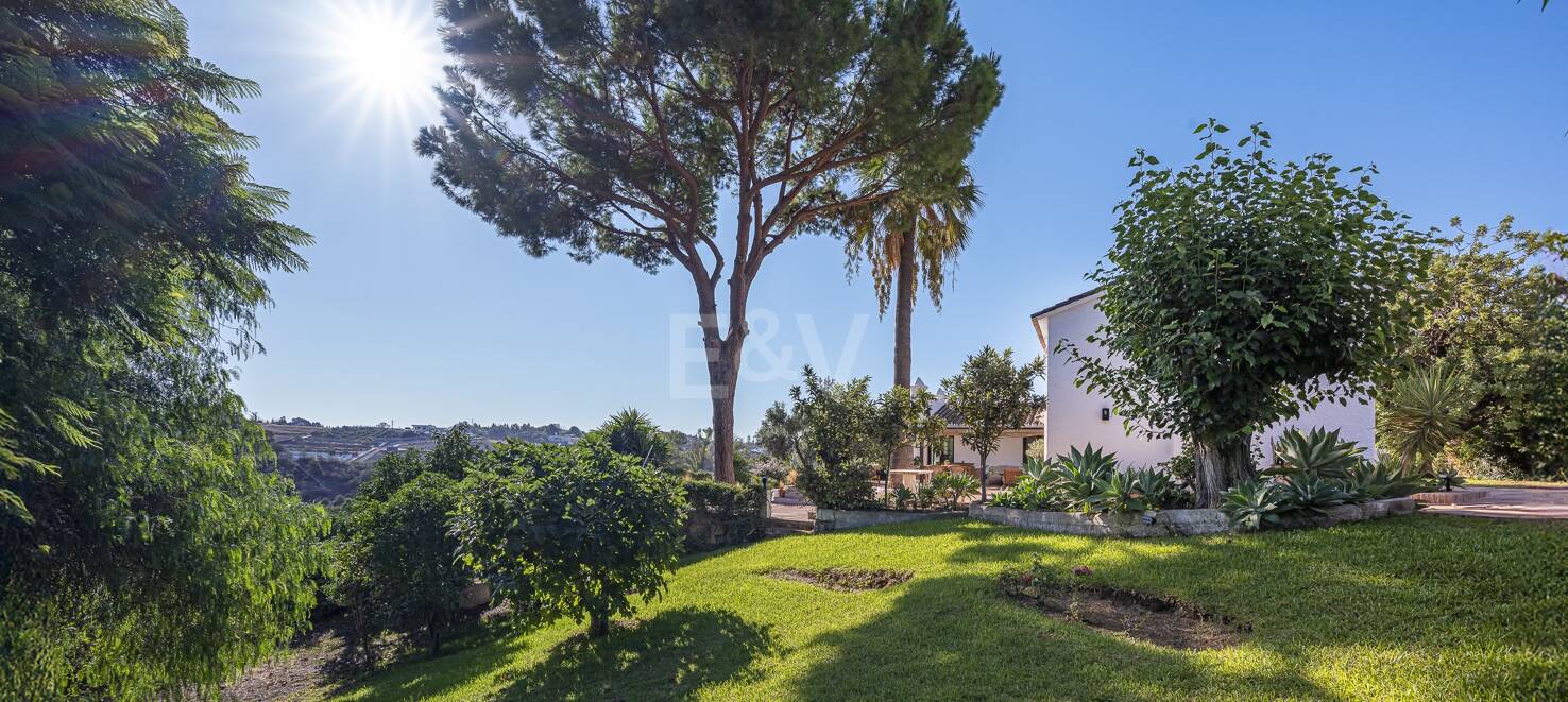 Förtrollande land hem med hisnande panoramautsikt i Guadalmina Alta