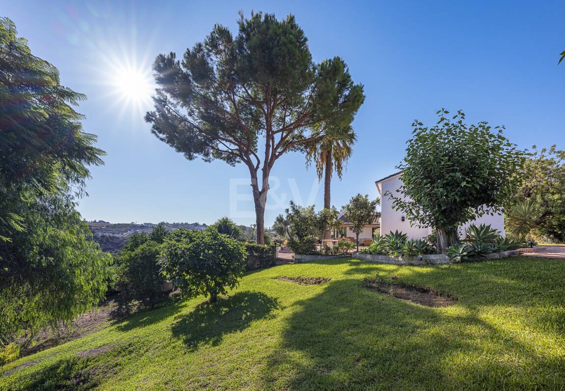 Förtrollande land hem med hisnande panoramautsikt i Guadalmina Alta