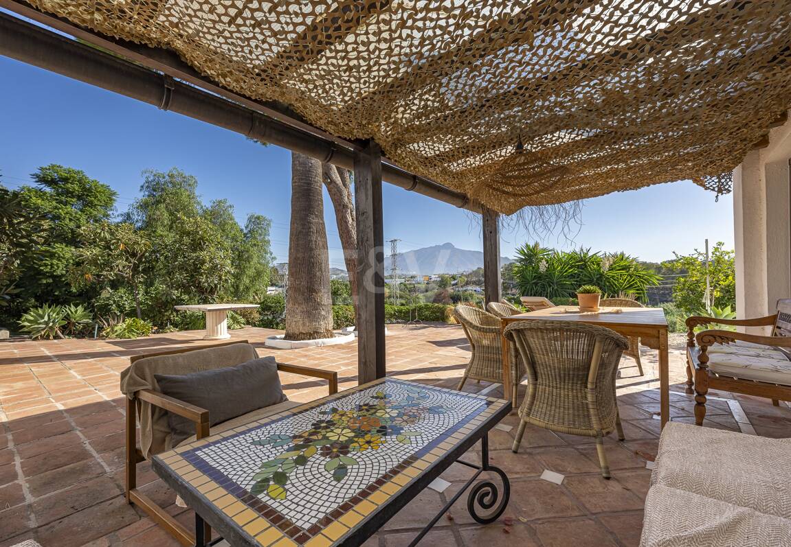 Förtrollande land hem med hisnande panoramautsikt i Guadalmina Alta
