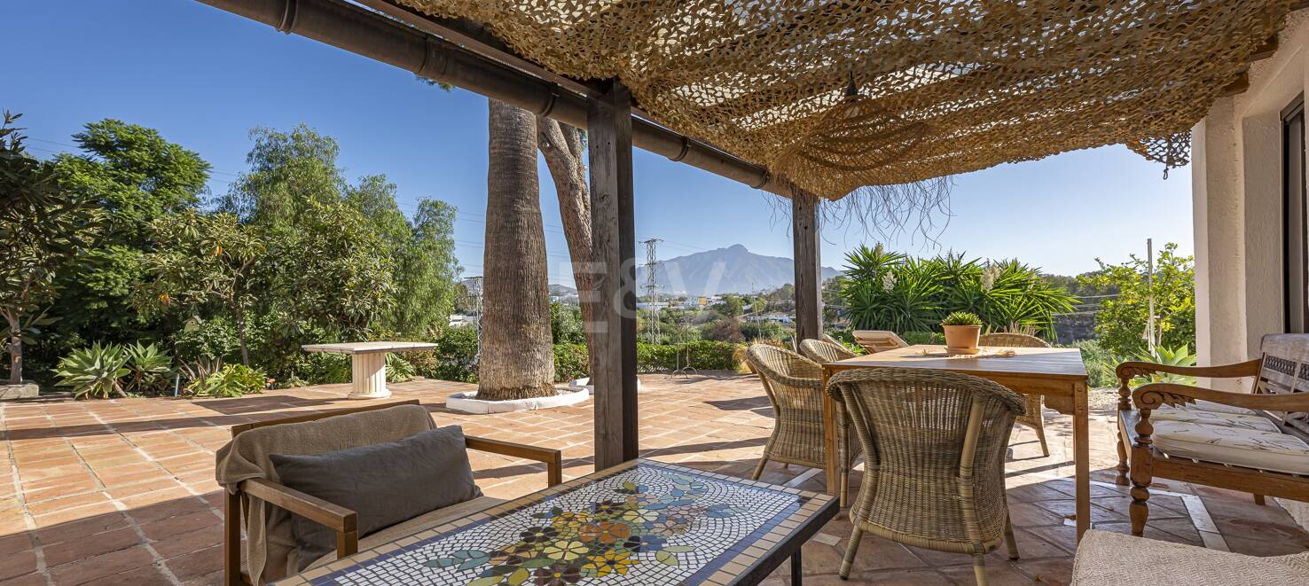 Förtrollande land hem med hisnande panoramautsikt i Guadalmina Alta