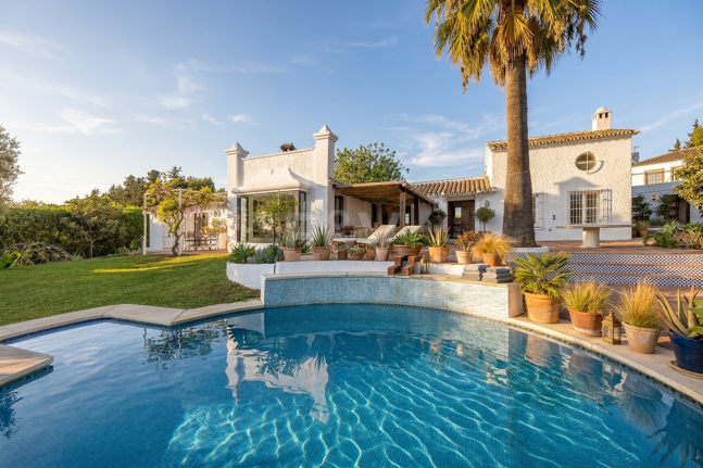 Förtrollande land hem med hisnande panoramautsikt i Guadalmina Alta