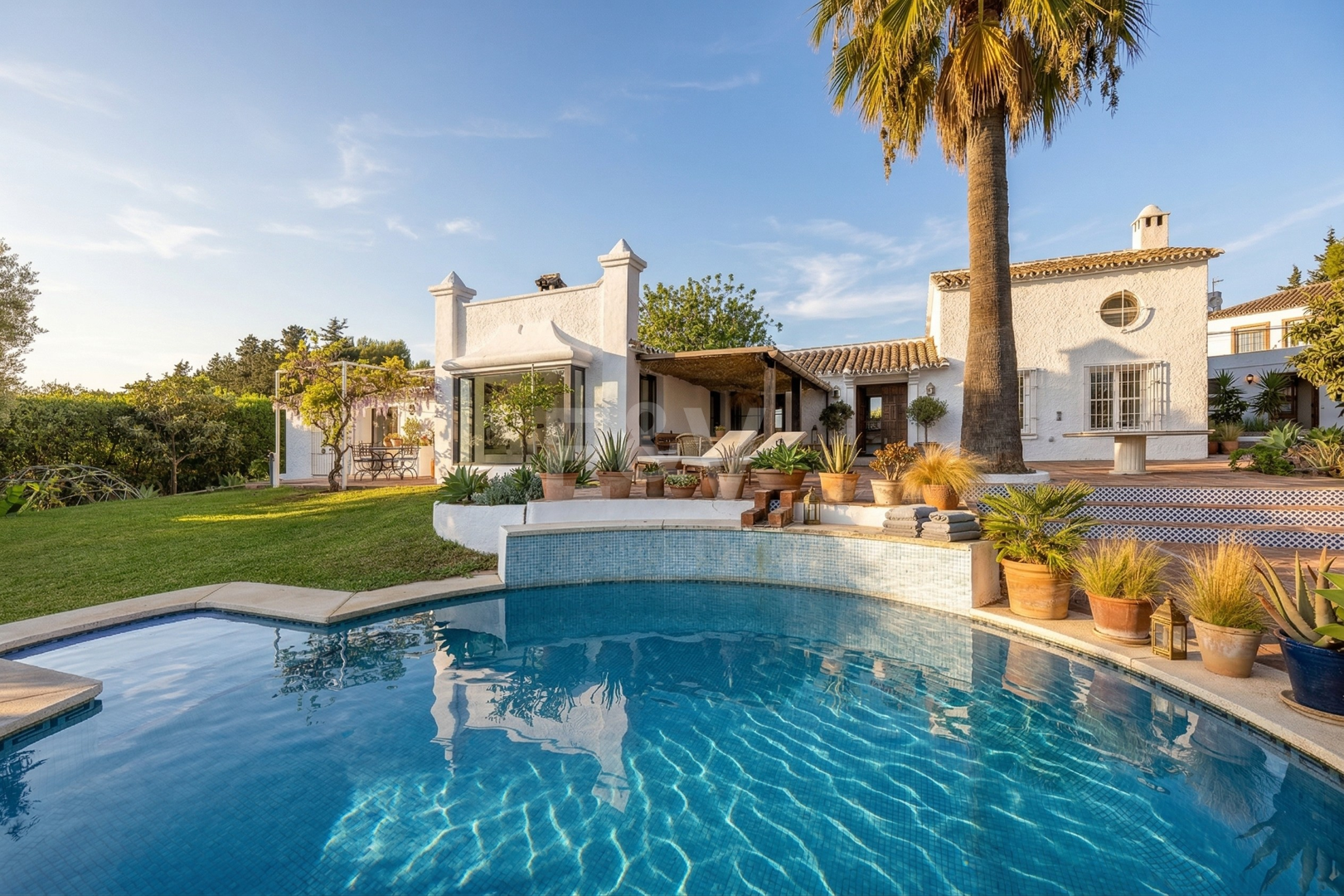 Förtrollande land hem med hisnande panoramautsikt i Guadalmina Alta