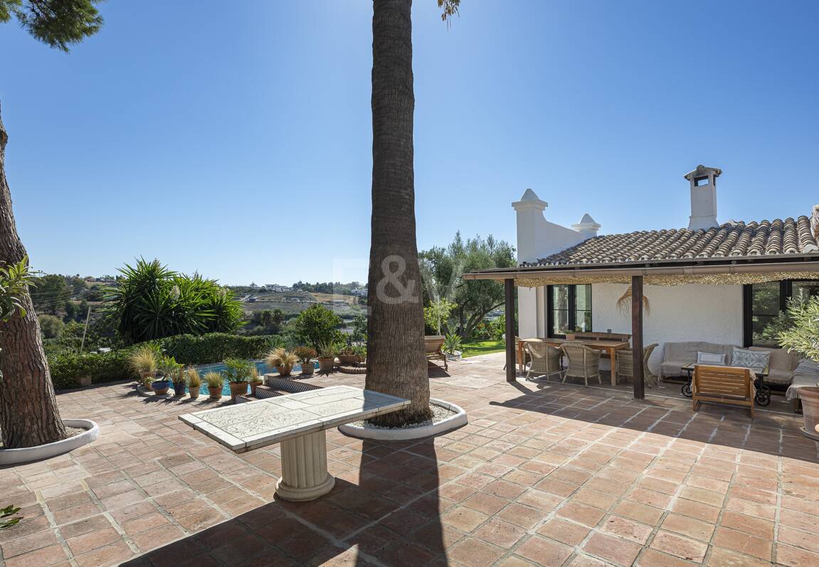 Förtrollande land hem med hisnande panoramautsikt i Guadalmina Alta