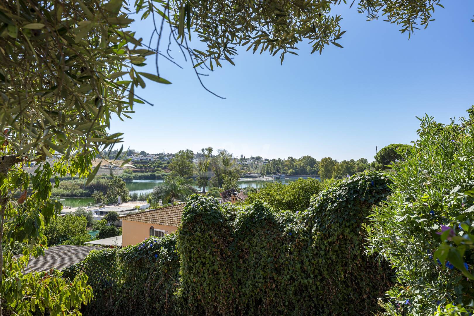 Förtrollande land hem med hisnande panoramautsikt i Guadalmina Alta