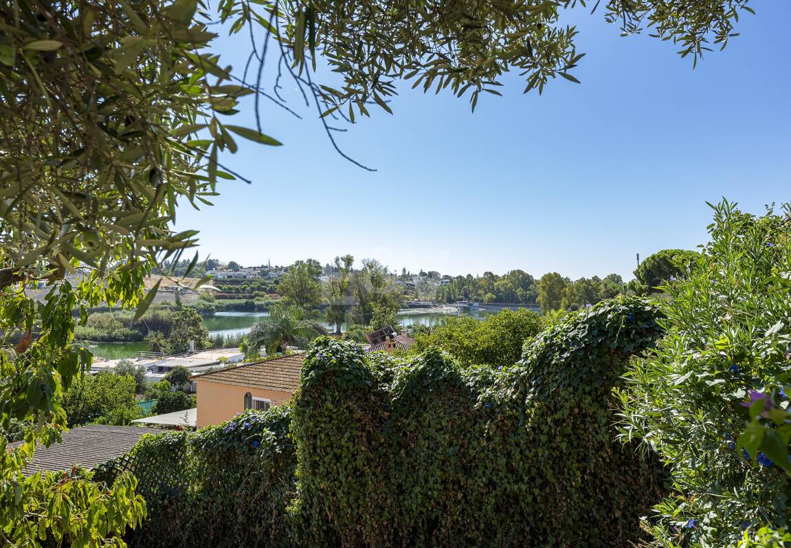 Förtrollande land hem med hisnande panoramautsikt i Guadalmina Alta