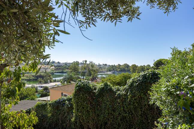 Förtrollande land hem med hisnande panoramautsikt i Guadalmina Alta